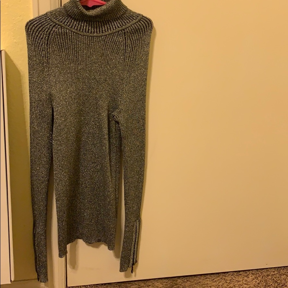 Cache long sleeve turtle neck!